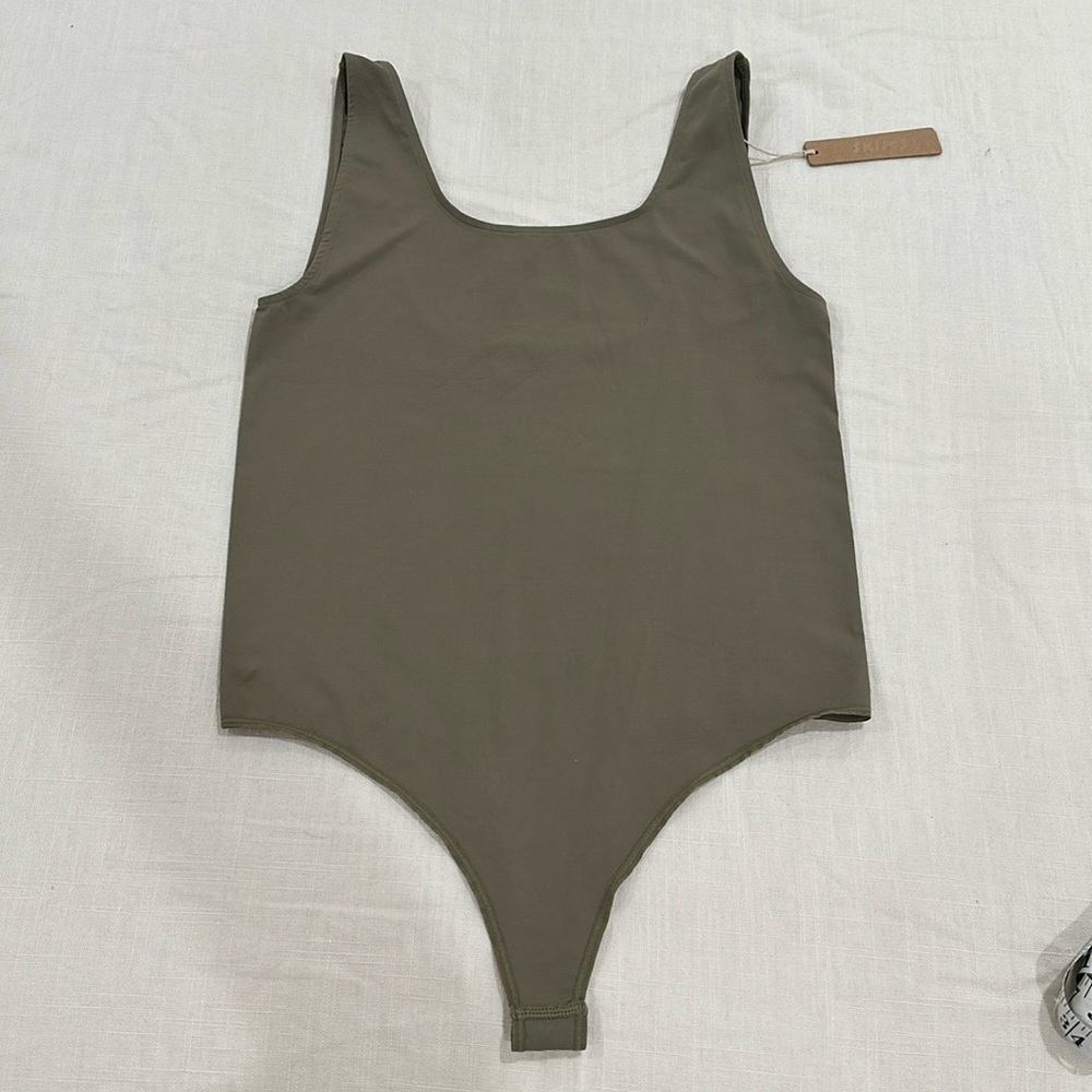SKIMS SQUARE NECK BODYSUIT
